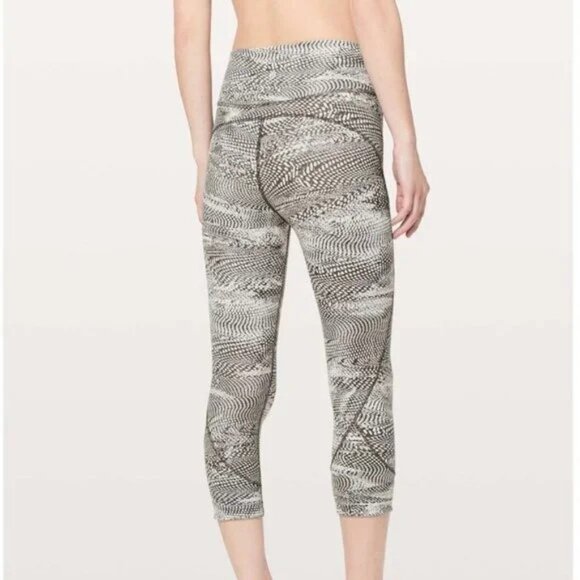 Lululemon Womens In Movement Crop Everlux 19 Swerve Vapor Metal Grey size 4 - Picture 4 of 13